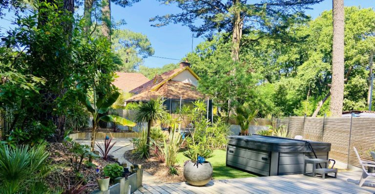 Réalisation après validation conception (massif paysager et espace stabilisé avec intégration d'un spa)