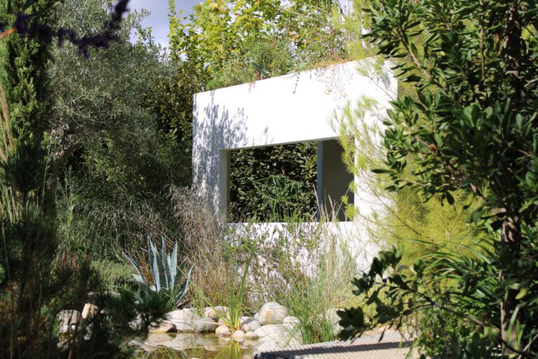 mur avec fenêtre sur jardin (photo tec tec - Chaumont : 21 Ma maison est un jardin)