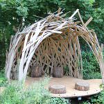 Des rondins de bois comme sièges dans un nid géant (photo du tec tec - Chaumont sur Loire)