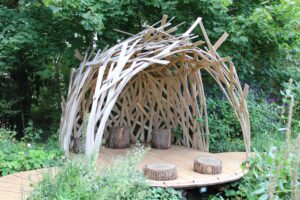 Des rondins de bois comme sièges dans un nid géant (photo du tec tec - Chaumont sur Loire)