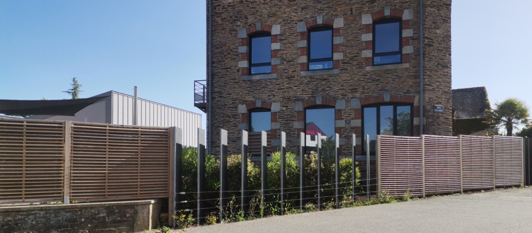 Clôture en palissade percienne et palis ardoise photo tectecpaysage bretagne