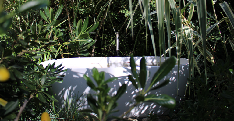 bassin d'eau dans une baignoire