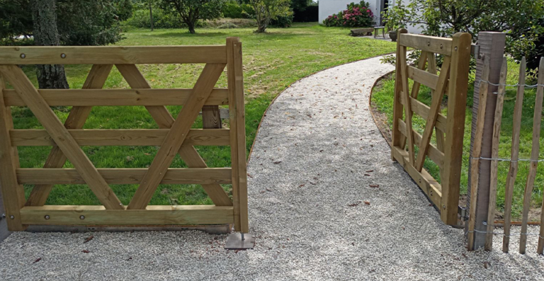 Portail bois dans un jardin champêtre