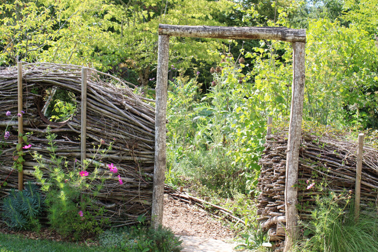 Porte/Arche en bois et clôture sèche en branchage