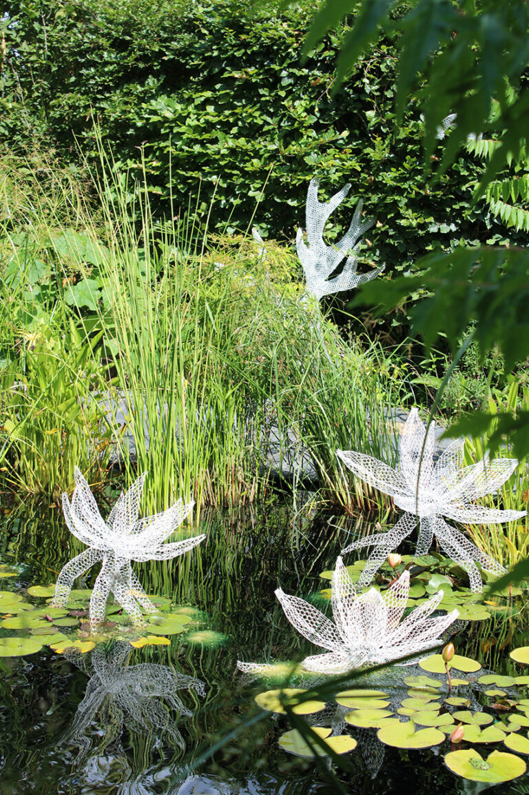 déco fée en métal style grillage à poule peint en blanc 
festival Chaumont sur Loire photo tectecpaysage