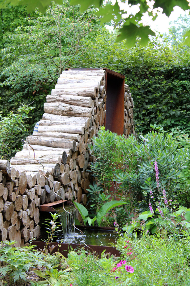 arche et fontaine en Acier corten sublimé par l'association avec les rondins de bois