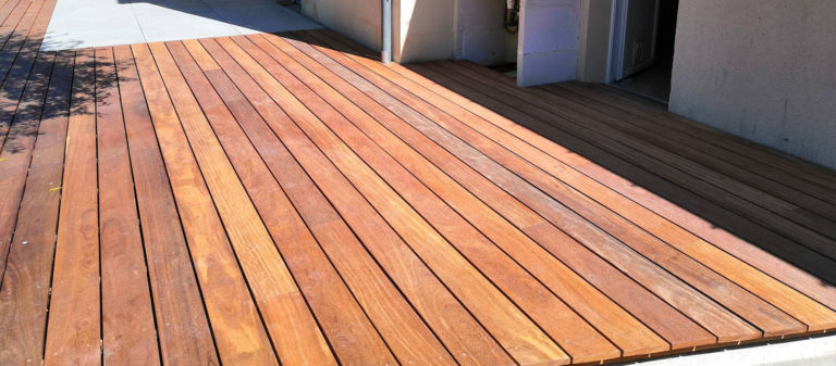 terrasse en bois exotique cumaru et dallage en céramique de couleur gris